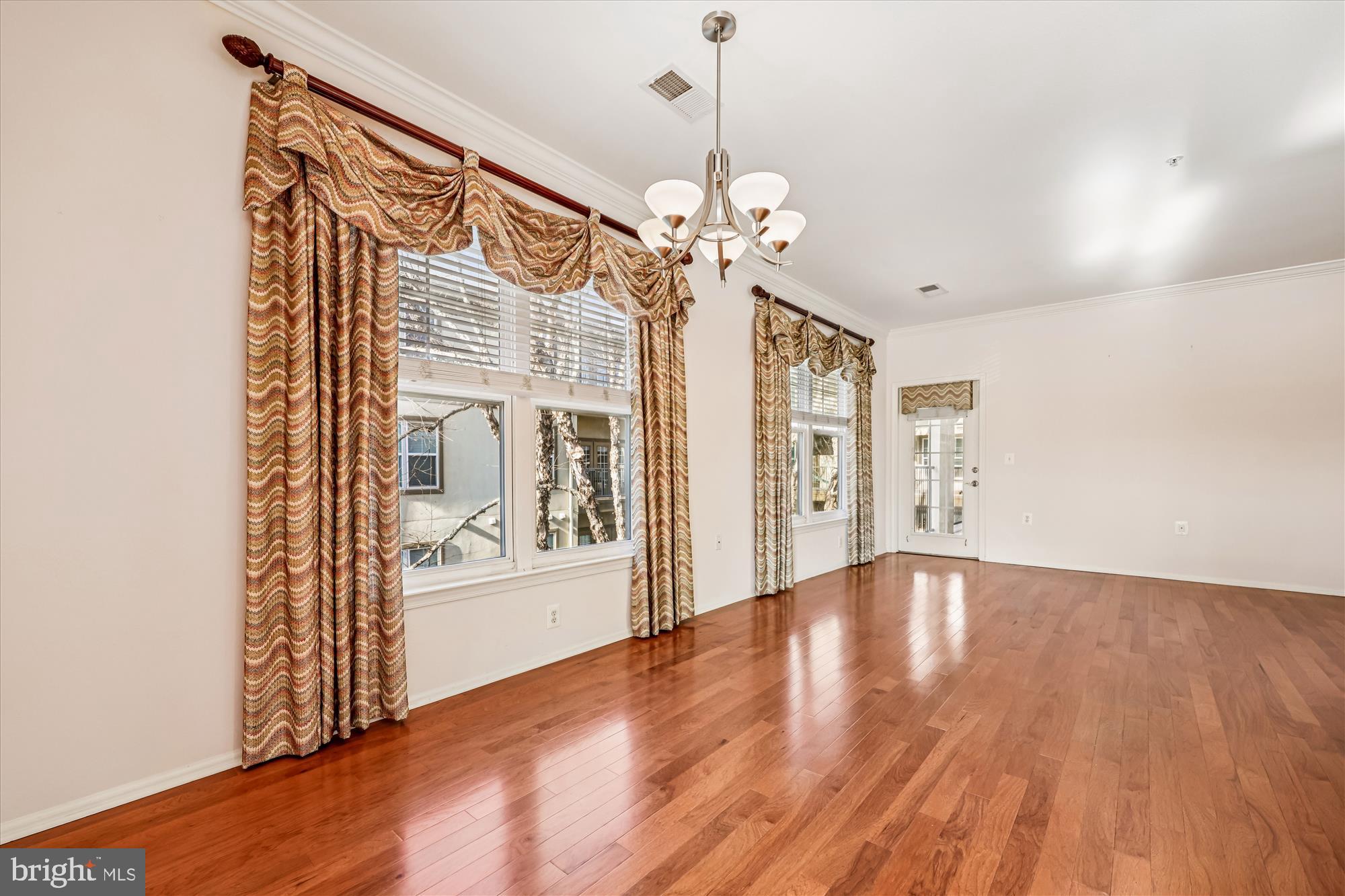 11800 Old Georgetown Road, Unit 1422 North Bethesda, MD 20852 - Photo 6 of 38 Living Room