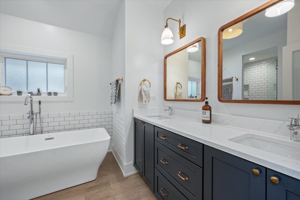 2215 Wesley Avenue Evanston, IL 60201 - Photo 30 of 52 a bathroom with a tub sink and mirror