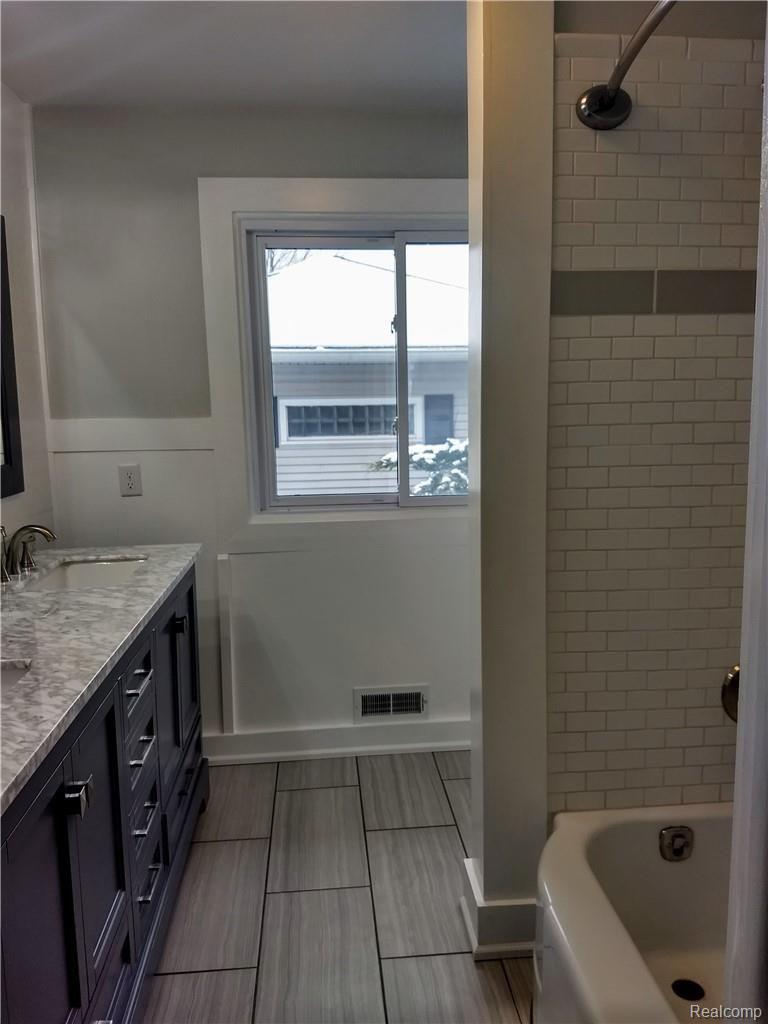 8406 Miller Road Swartz Creek, MI 48473 - Photo 8 of 34 Miller bath d2.jpg