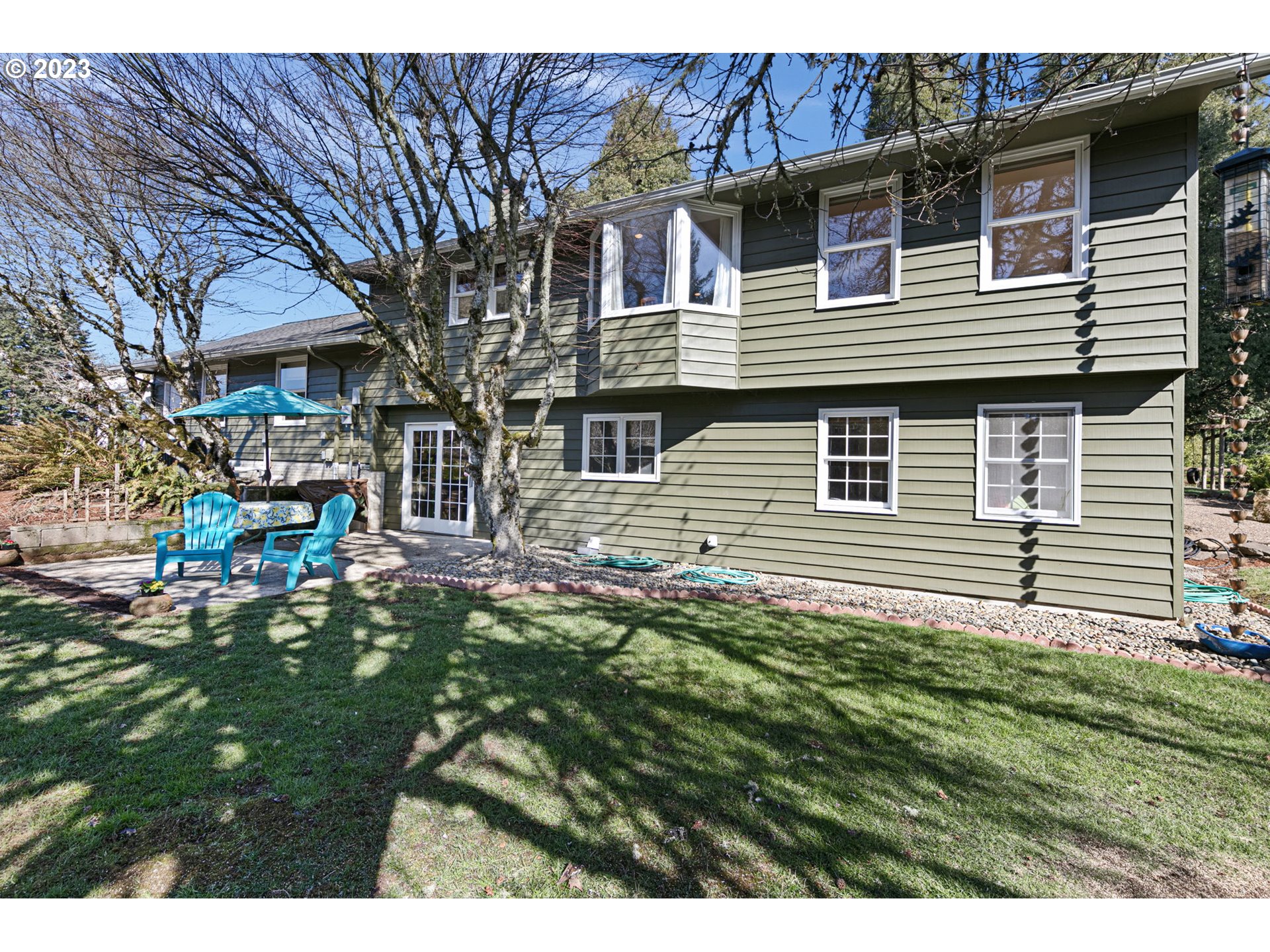 77914 Chisholm Trail Road Cottage Grove, OR 97424 - Photo 2 of 41 a front view of a house with a garden