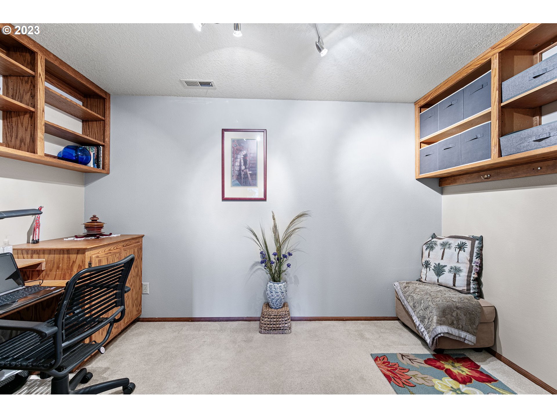 77914 Chisholm Trail Road Cottage Grove, OR 97424 - Photo 21 of 41 a living room with furniture and a book shelf