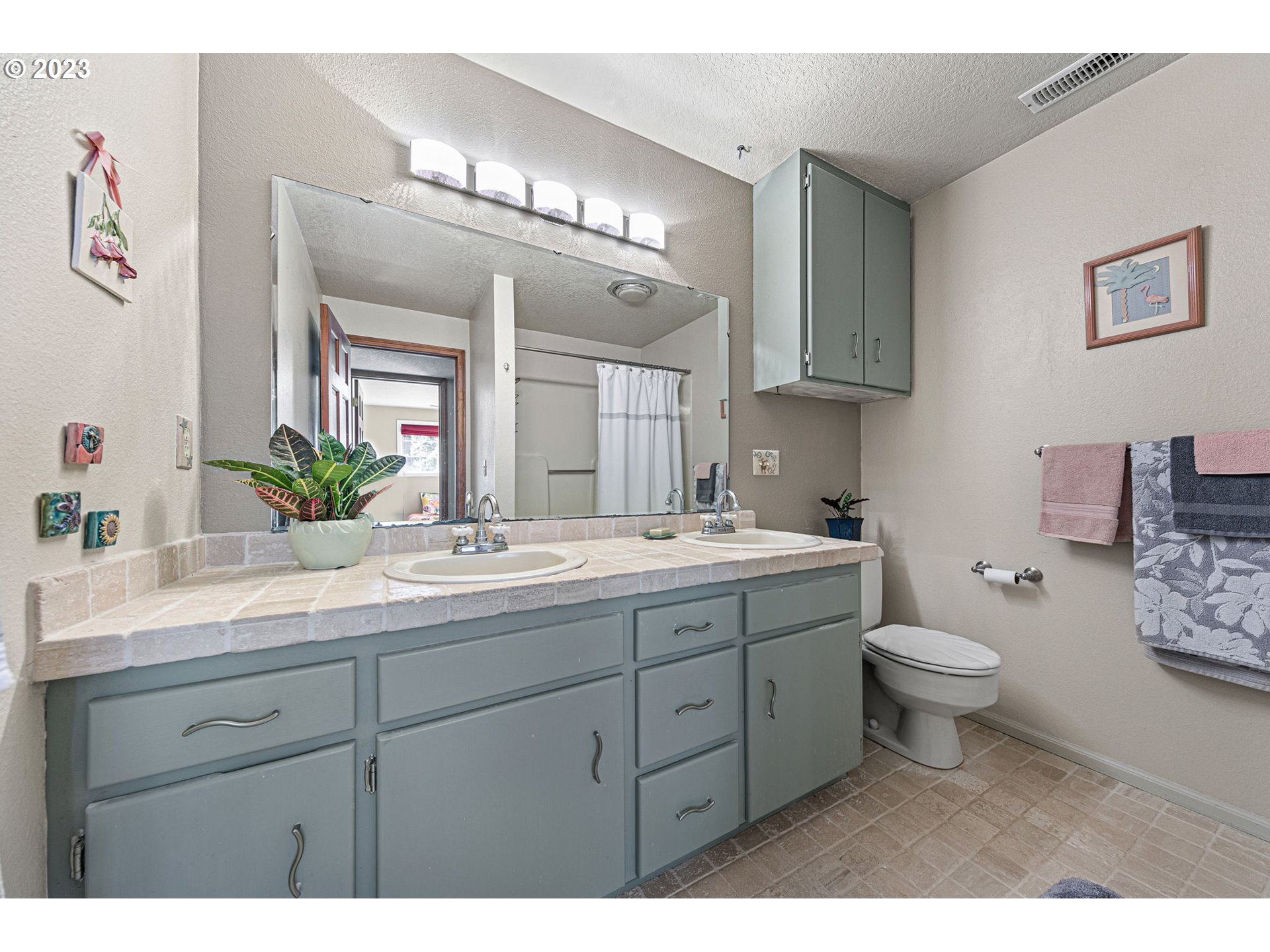 77914 Chisholm Trail Road Cottage Grove, OR 97424 - Photo 22 of 41 a bathroom with a double vanity sink and a toilet