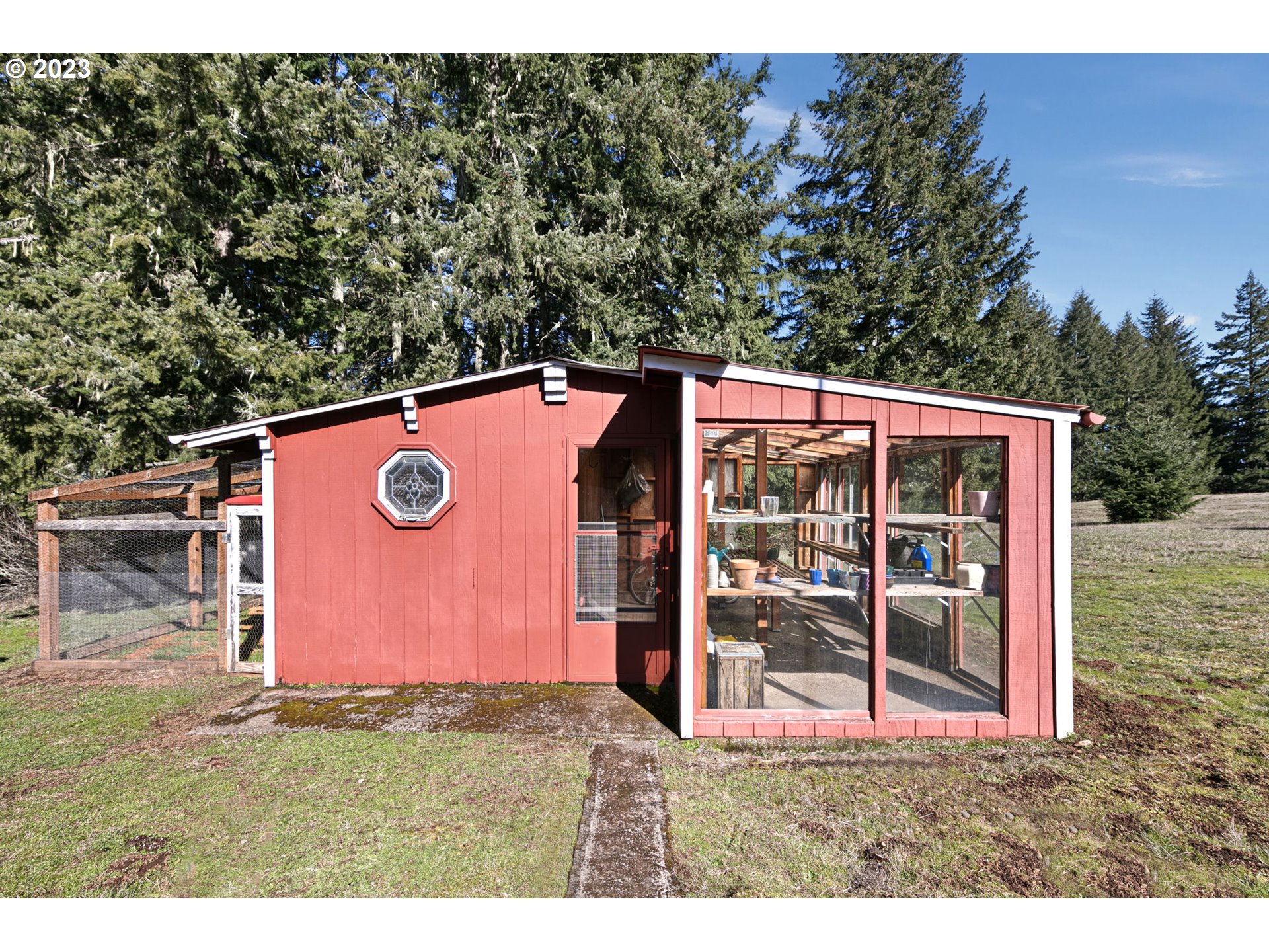 77914 Chisholm Trail Road Cottage Grove, OR 97424 - Photo 29 of 41 a backyard of a house with a table and chair