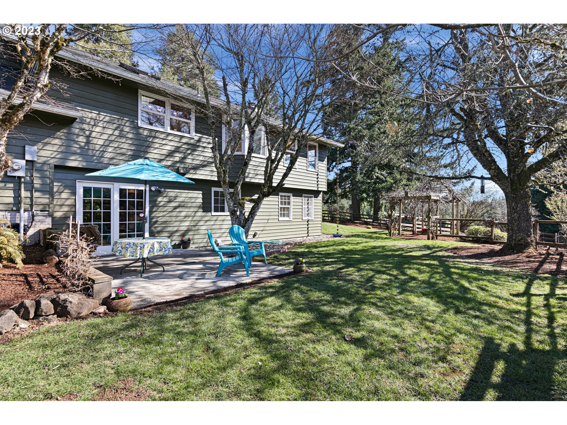 77914 Chisholm Trail Road Cottage Grove, OR 97424 - Photo 3 of 41 a front view of a house with garden
