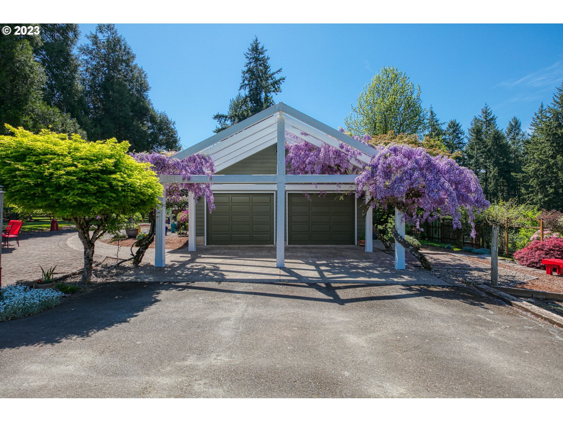77914 Chisholm Trail Road Cottage Grove, OR 97424 - Photo 33 of 41 a front view of a house with a garage