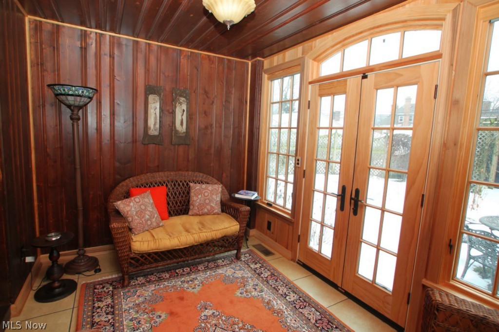 2592 Fenwick Road Cleveland, OH 44118 - Photo 8 of 25
