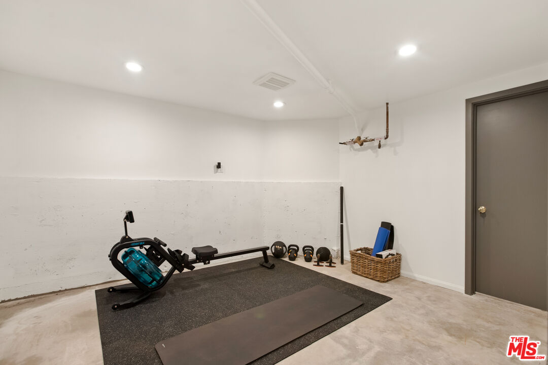 2845 Harbor Boulevard Oxnard, CA 93035 - Photo 31 of 47 a room with gym equipment