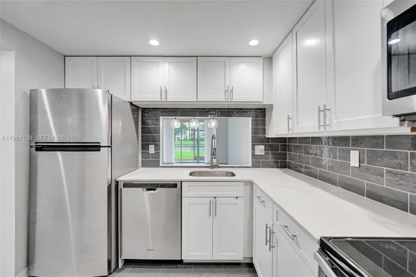 $264,900 | 9330 Lagoon Place, Unit 109, Davie, FL 33324