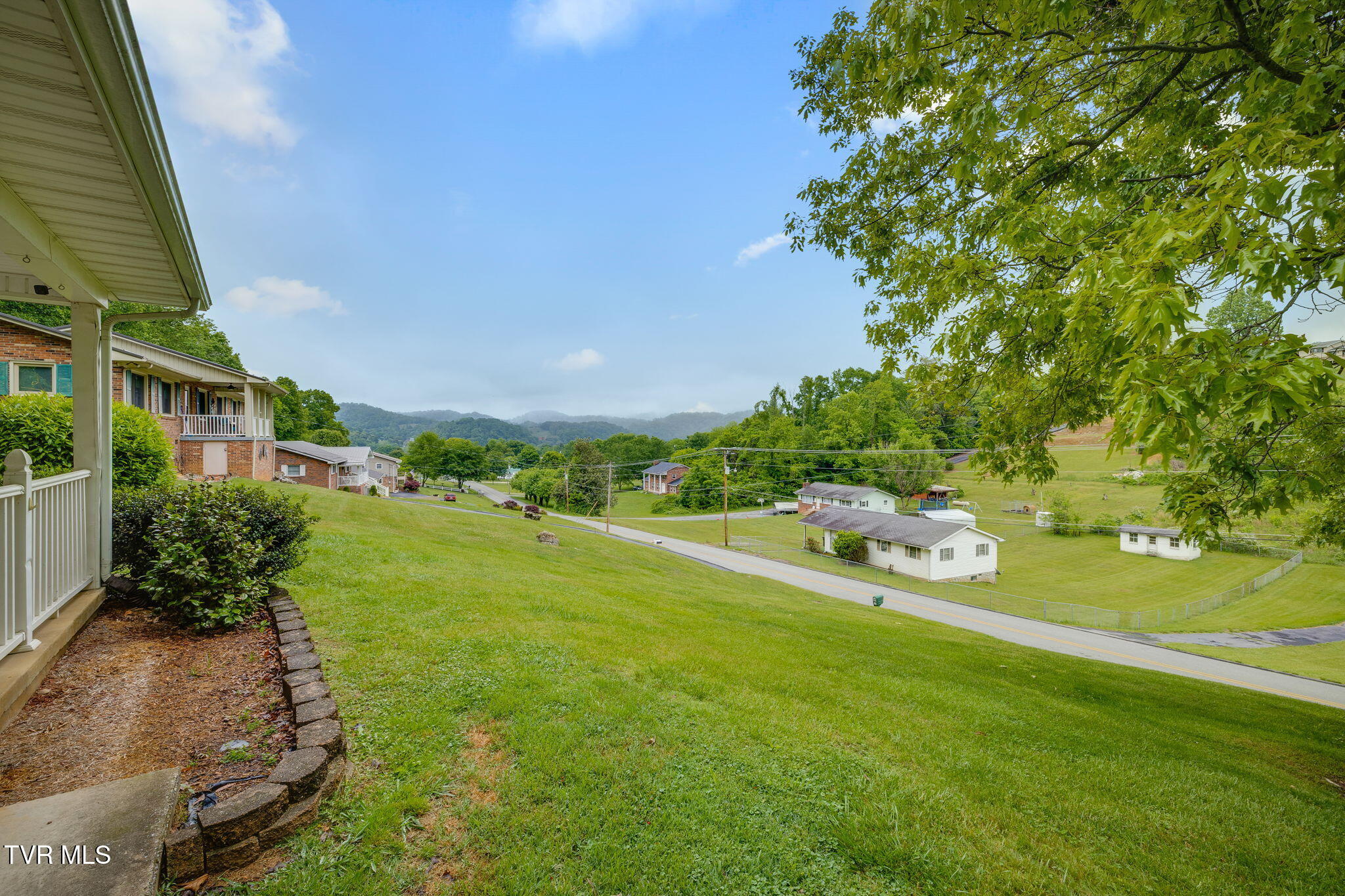 2552 Bob Little Road Elizabethton, TN 37643 - Photo 5 of 42 004