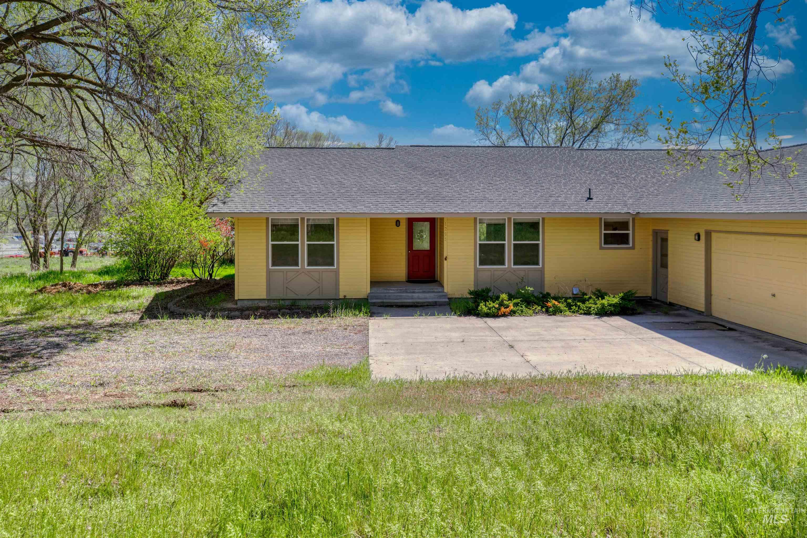 1295 15th Street Vale, OR 97918 - Photo 25 of 50 Ranch-style home with roof with shingles, an attached garage, and a front lawn
