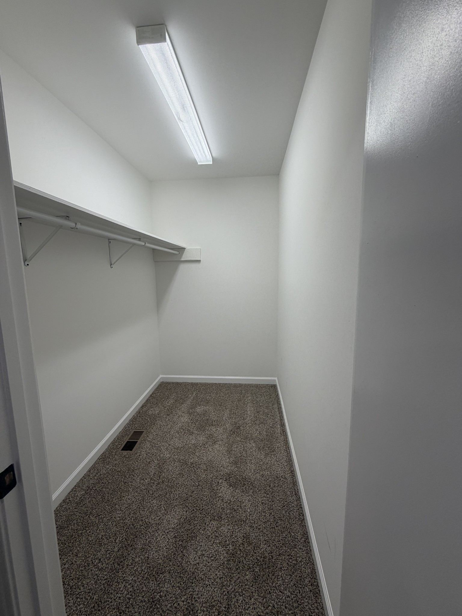 2280 Graham Cemetery Road Clarksville, TN 37043 - Photo 16 of 19 an empty room with a workbench