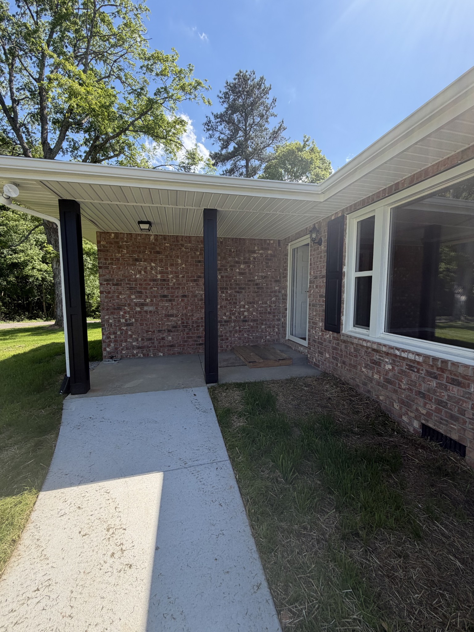2280 Graham Cemetery Road Clarksville, TN 37043 - Photo 3 of 19 front view of a house with a garden