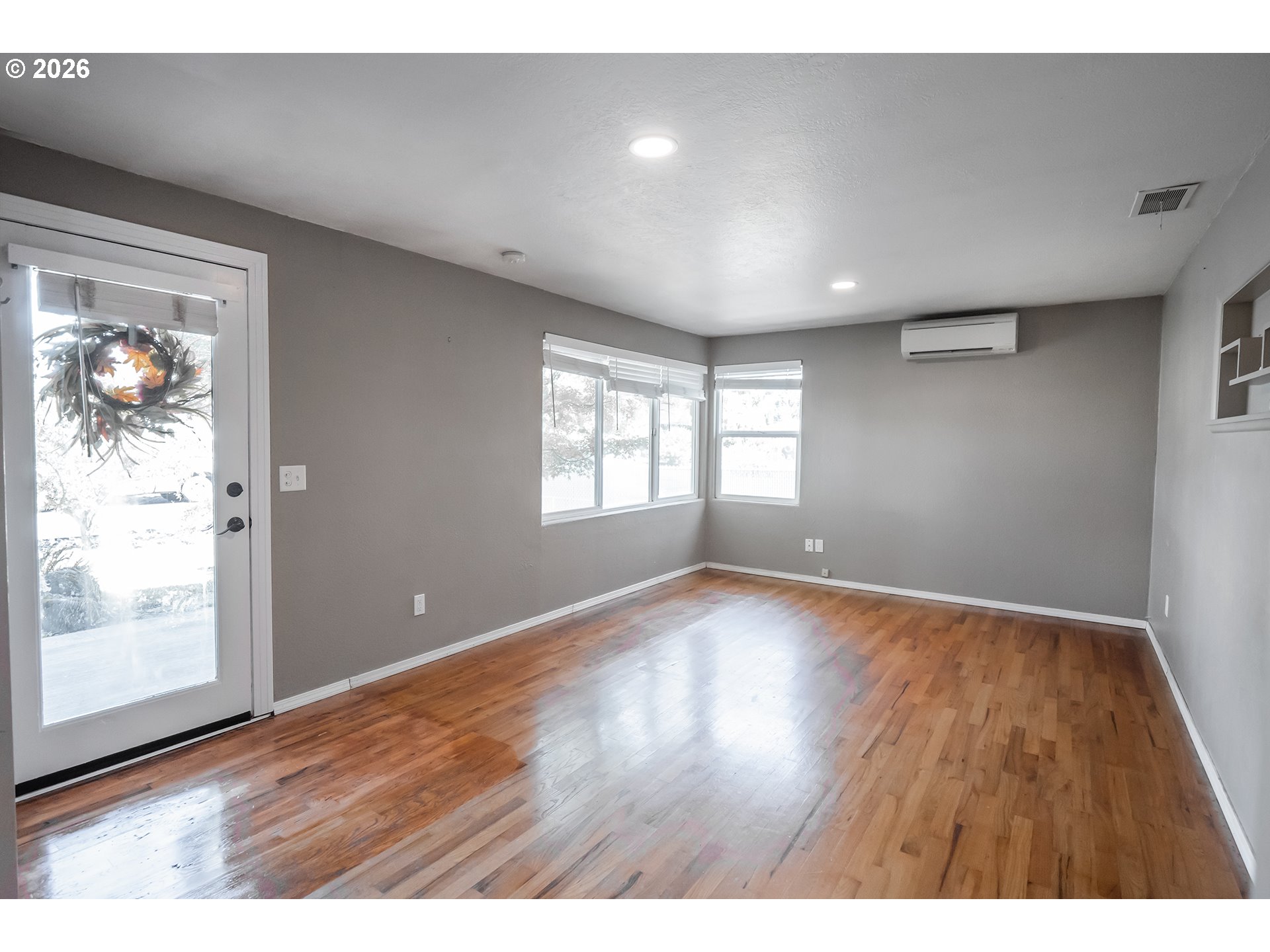 1807 Milo Way Eugene, OR 97404 - Photo 2 of 40 Living Room/Entrance