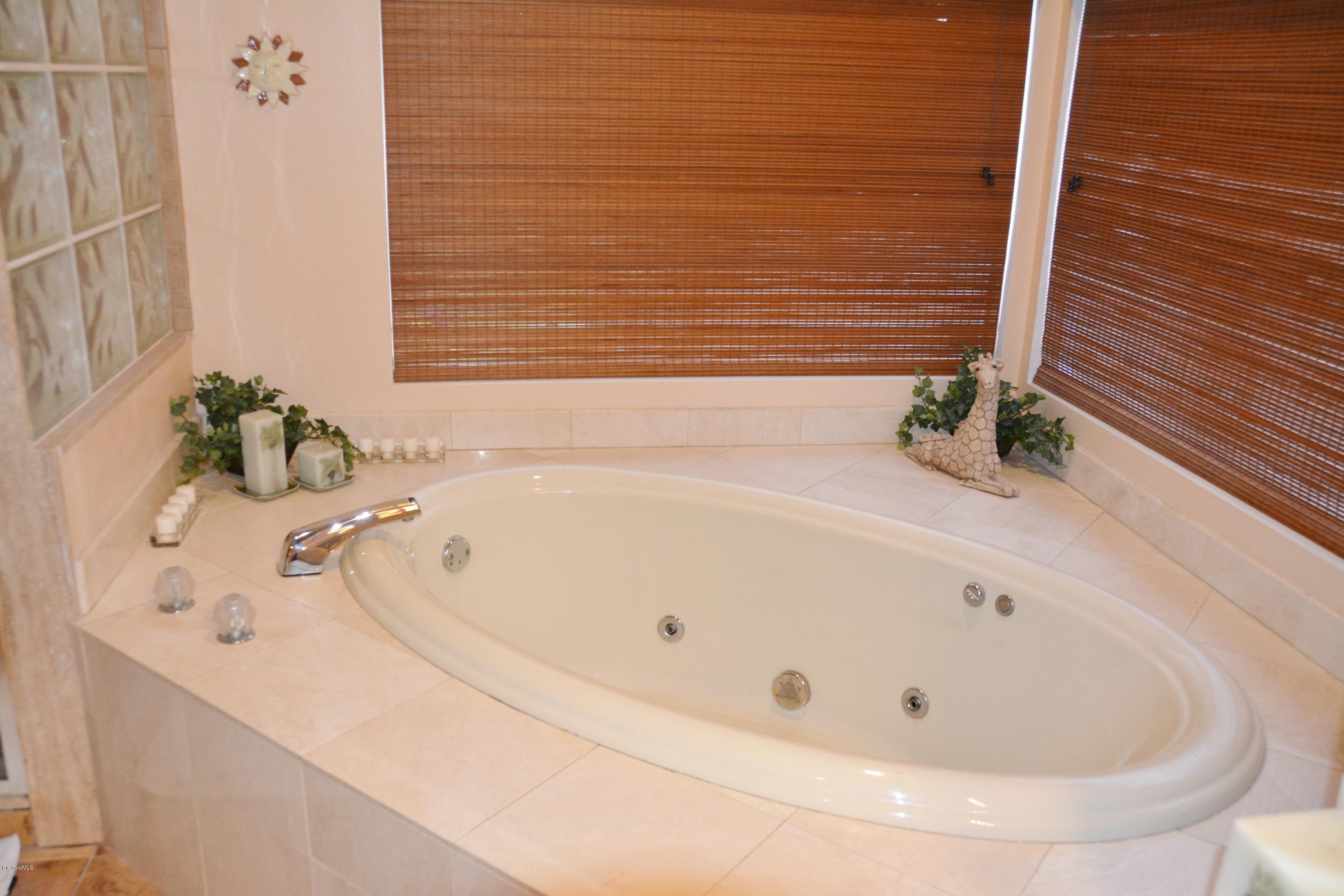 4533 Canard Road Melbourne, FL 32934 - Photo 16 of 38 Master - Jetted Tub