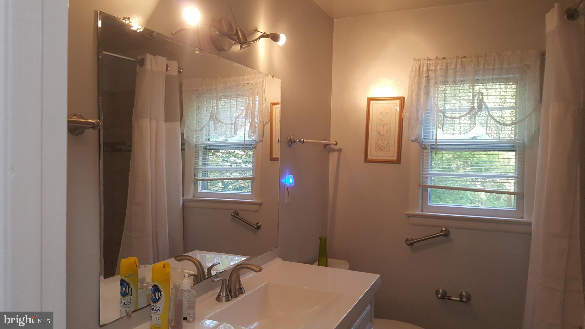 6216 Stoneham Road Bethesda, MD 20817 - Photo 31 of 41 Spacious upper level bath with full tub