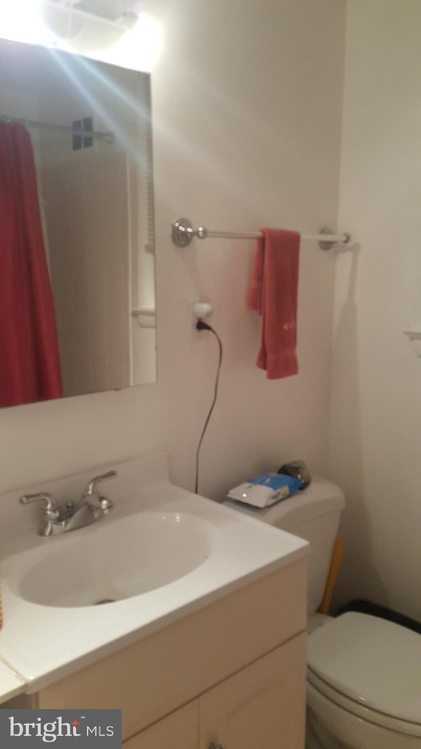 6216 Stoneham Road Bethesda, MD 20817 - Photo 34 of 41 Second floor full bath