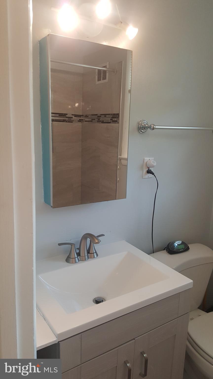 6216 Stoneham Road Bethesda, MD 20817 - Photo 35 of 41 2nd floor bath with window for natural light