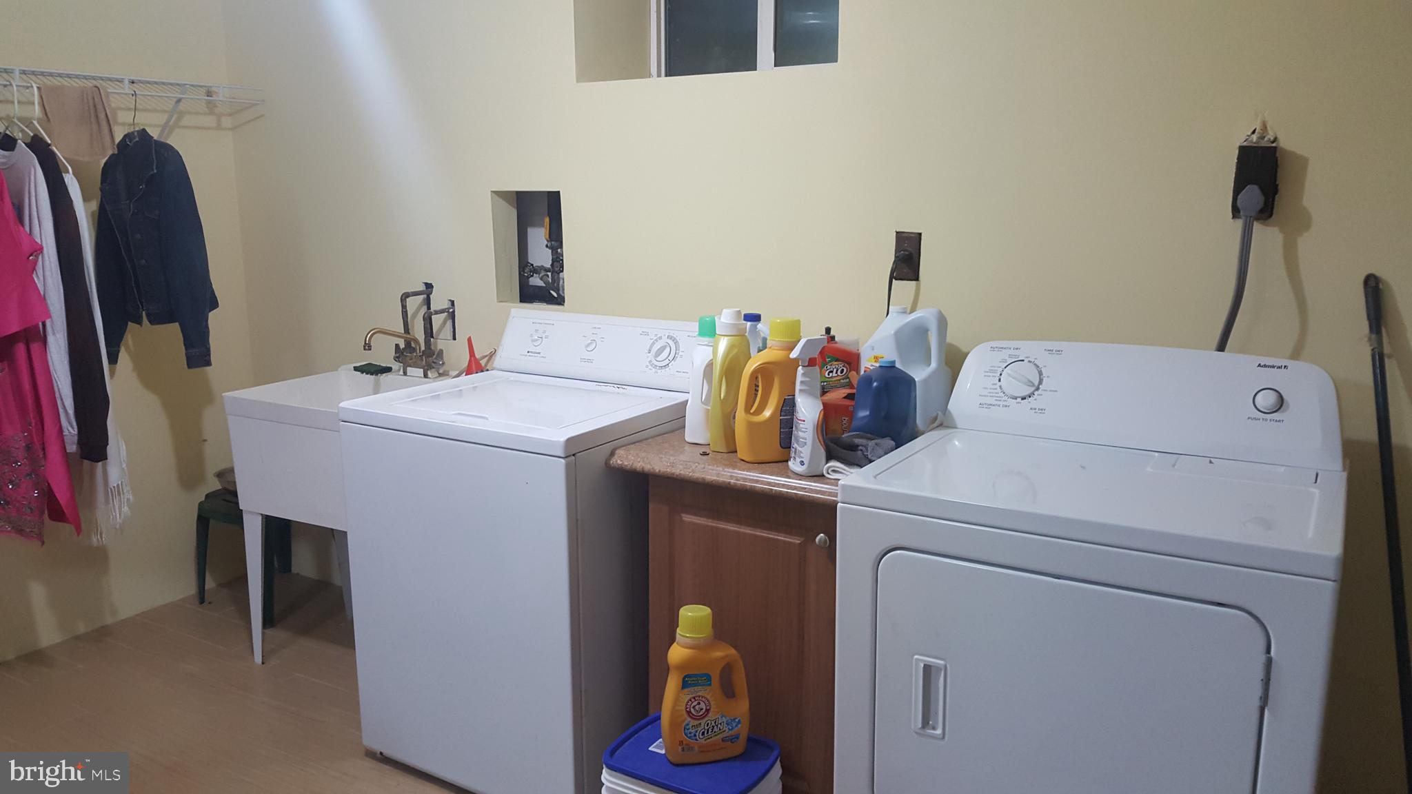 6216 Stoneham Road Bethesda, MD 20817 - Photo 37 of 41 Laundry section with utility sink - lower level