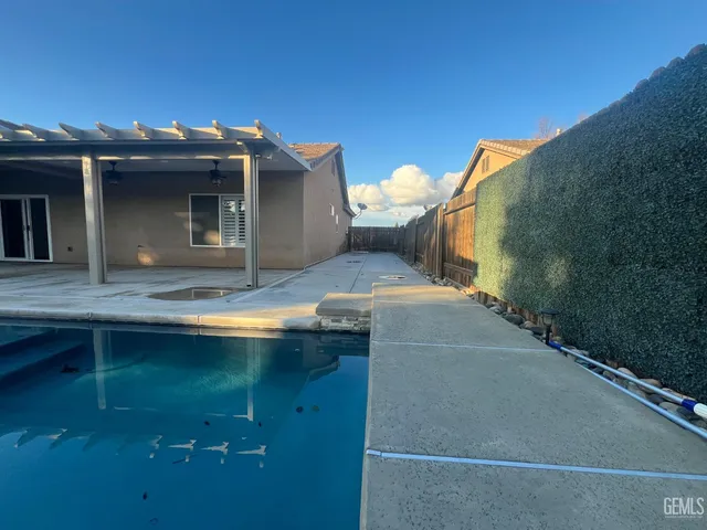 a view of a backyard