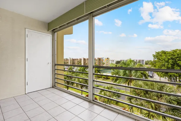 $1,600 | 3590 Via Poinciana, Unit 510, Lake Worth, FL 33467