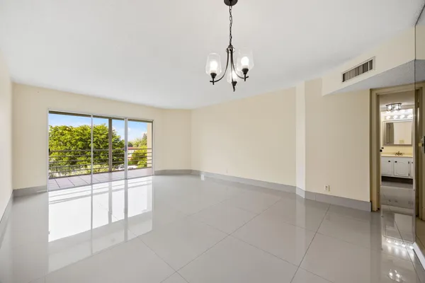 $1,600 | 3590 Via Poinciana, Unit 510, Lake Worth, FL 33467