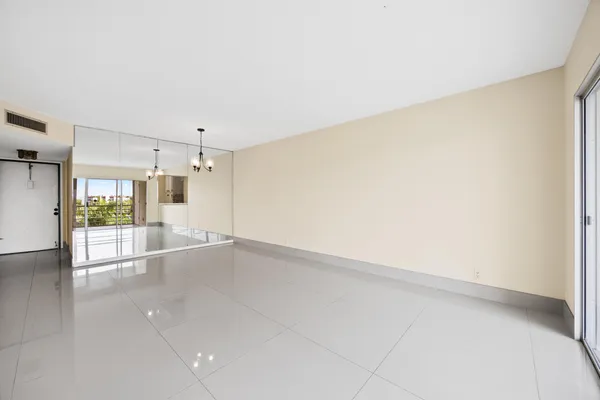 $1,600 | 3590 Via Poinciana, Unit 510, Lake Worth, FL 33467