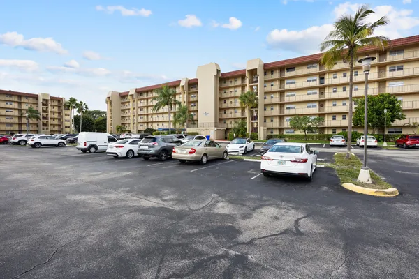 $1,600 | 3590 Via Poinciana, Unit 510, Lake Worth, FL 33467