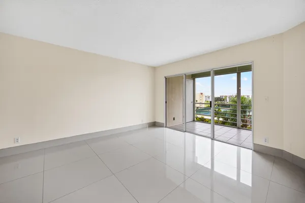 $1,600 | 3590 Via Poinciana, Unit 510, Lake Worth, FL 33467