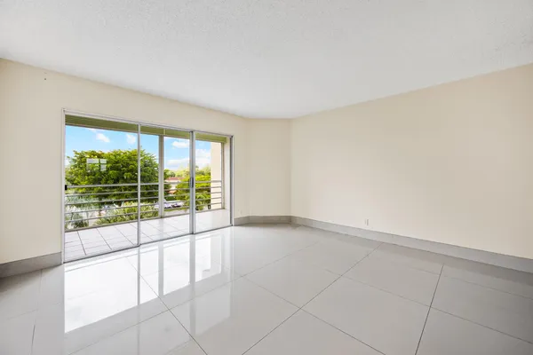 $1,600 | 3590 Via Poinciana, Unit 510, Lake Worth, FL 33467