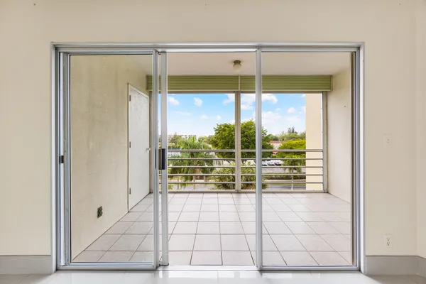 $1,600 | 3590 Via Poinciana, Unit 510, Lake Worth, FL 33467