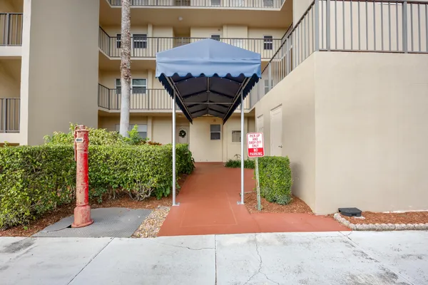 $1,600 | 3590 Via Poinciana, Unit 510, Lake Worth, FL 33467