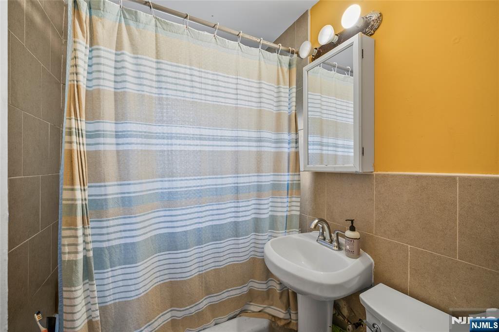 448 Sutton Avenue Hackensack, NJ 07601 - Photo 16 of 23