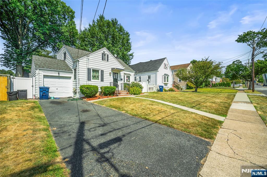 448 Sutton Avenue Hackensack, NJ 07601 - Photo 3 of 23