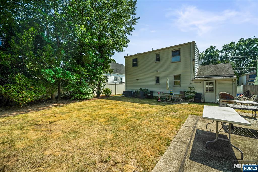 448 Sutton Avenue Hackensack, NJ 07601 - Photo 5 of 23