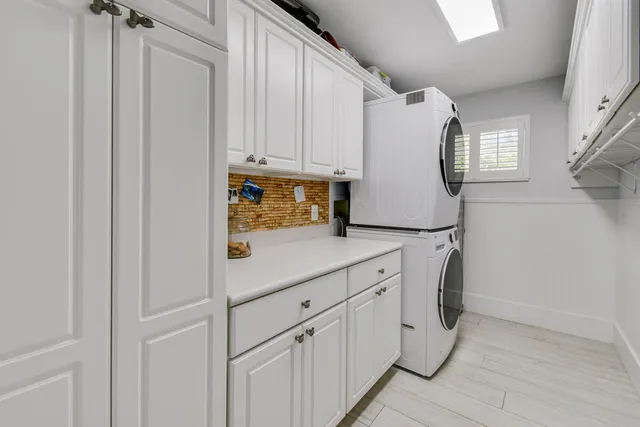 a view of yard with green space