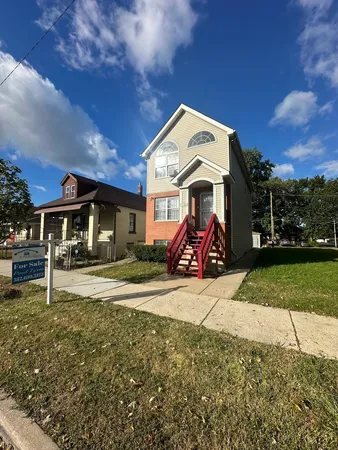 a view of a house with a yard
