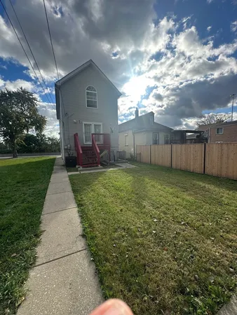 a view of a back yard
