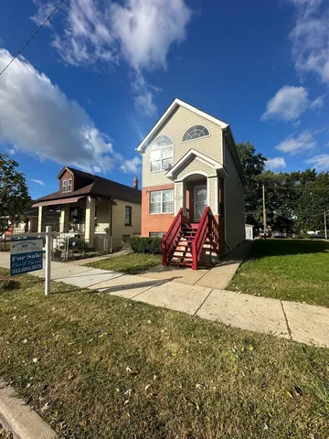 a view of a house with a yard
