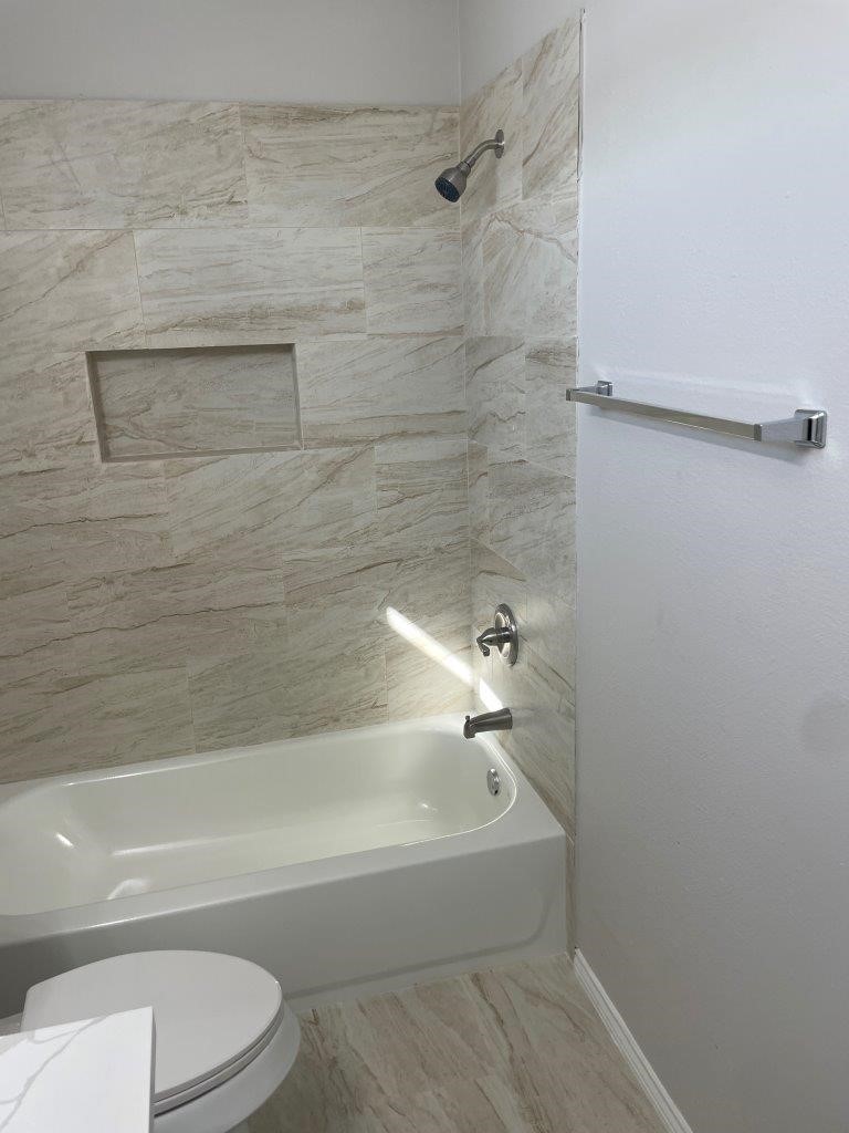 12704 Rio Nueces Lane Rosharon, TX 77583 - Photo 19 of 41 a bathroom with a toilet and a bathtub