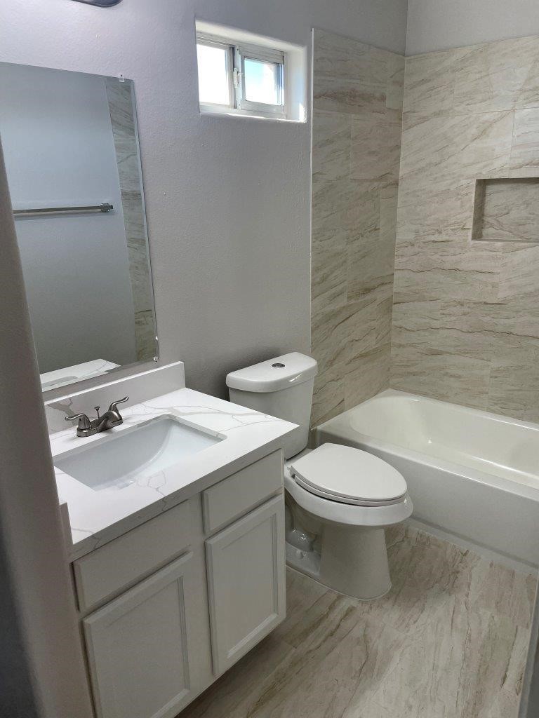 12704 Rio Nueces Lane Rosharon, TX 77583 - Photo 20 of 41 a bathroom with a toilet a sink and bathtub