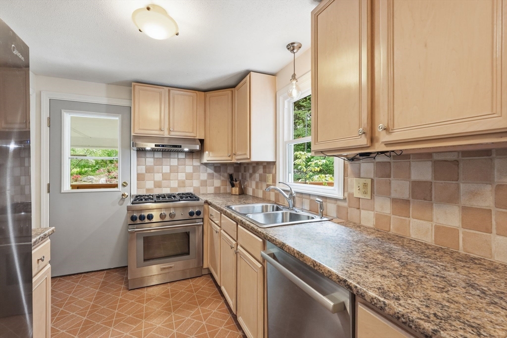 87 Logtown Road Amherst, MA 01002 - Photo 17 of 41