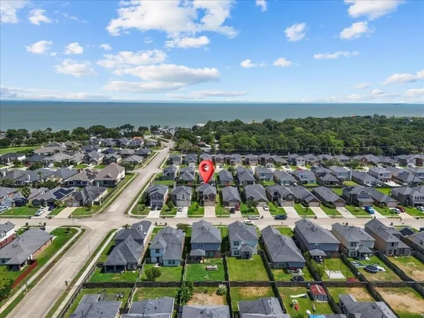 $289,000 | 5111 Bay Lane, Bacliff, TX 77518