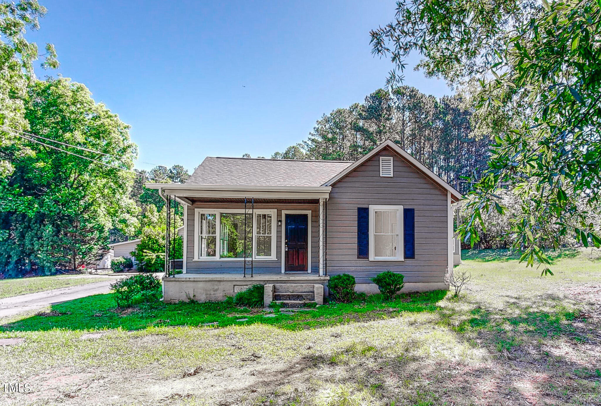 a view of a house with yard and plants