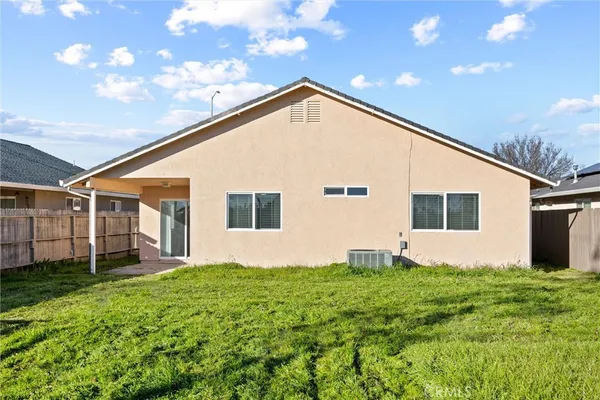 a view of a house with backyard