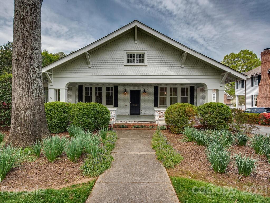 1600 Queens Road Charlotte, NC 28207 - Photo 3 of 30 a front view of house with yard and green space
