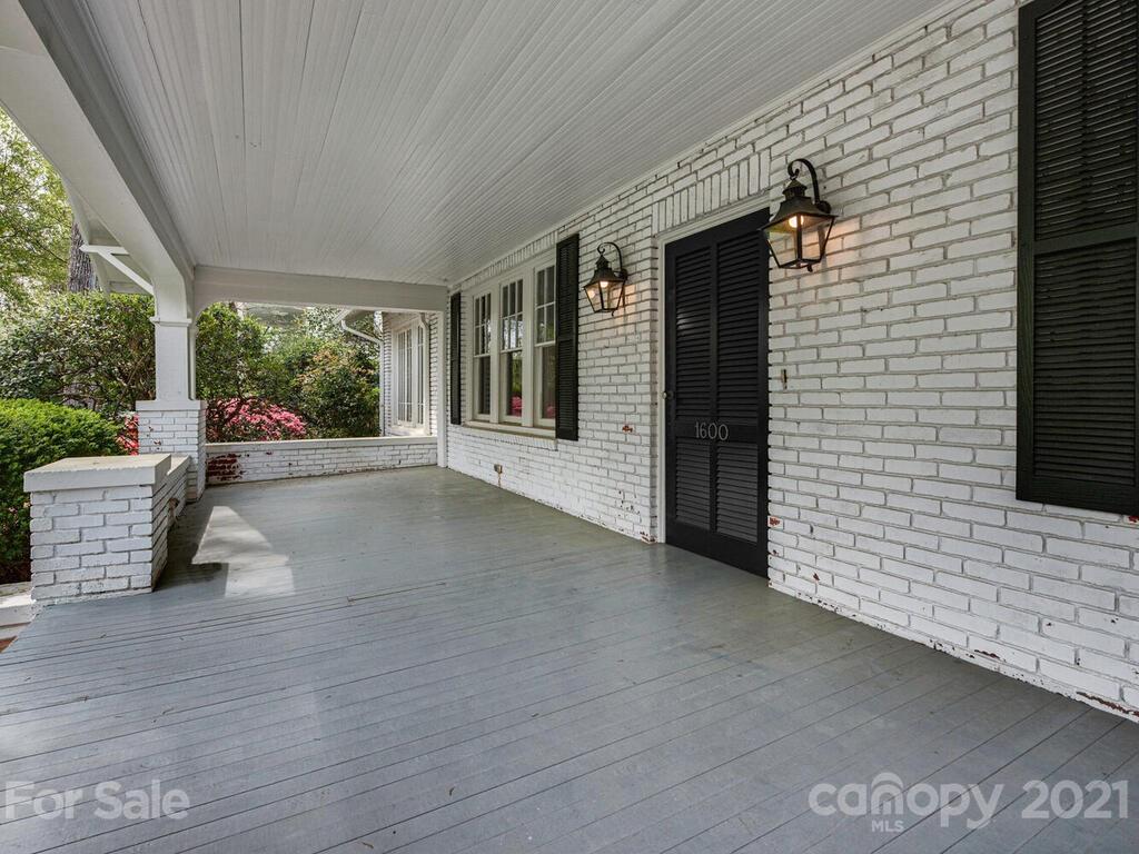 1600 Queens Road Charlotte, NC 28207 - Photo 5 of 30 a view of a flesh screen tv and outdoor view