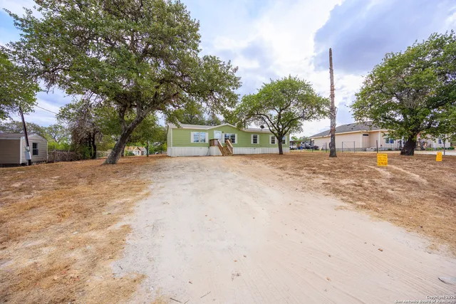 a view of a yard with a house