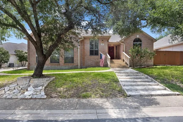 $650,000 | 211 East Creekview Drive, Fredericksburg, TX 78624