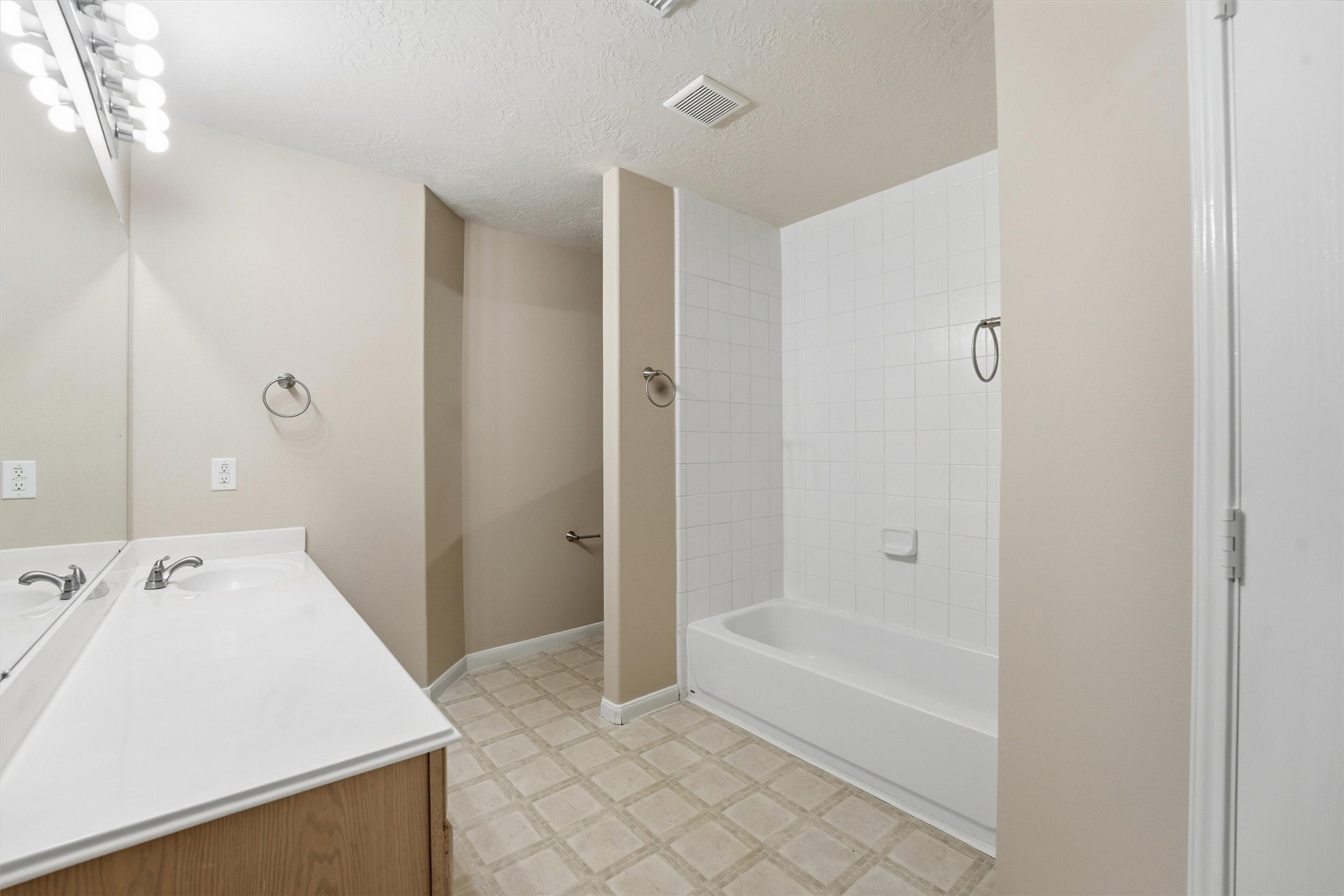 21543 Forest Colony Drive Porter, TX 77365 - Photo 14 of 32 Primary bathroom, EZ clean floor, shower/tub combo
