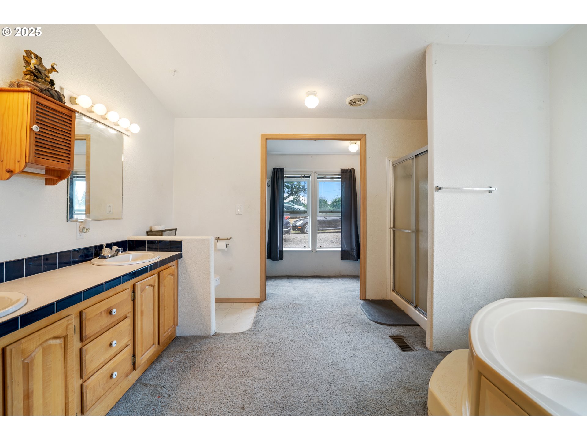 35125 Ede Road Lebanon, OR 97355 - Photo 11 of 39 Bathroom, Attached